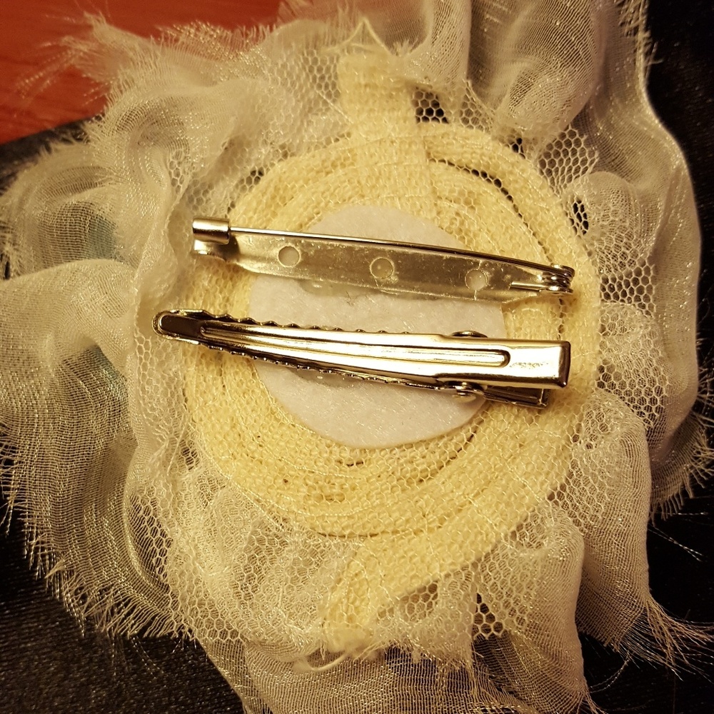 Fun Artsy Brooch - Picture 3 of 4